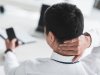 Mengapa Smartphone Berpotensi Merusak Tulang Belakang