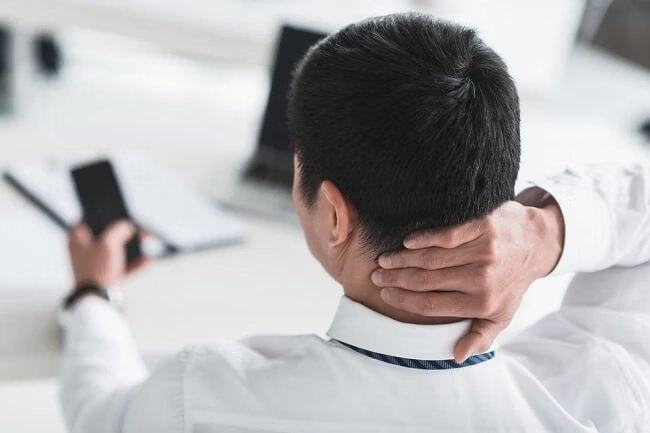 Mengapa Smartphone Berpotensi Merusak Tulang Belakang